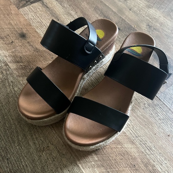 Elegant Black Espadrille Sandals - Picture 1 of 6
